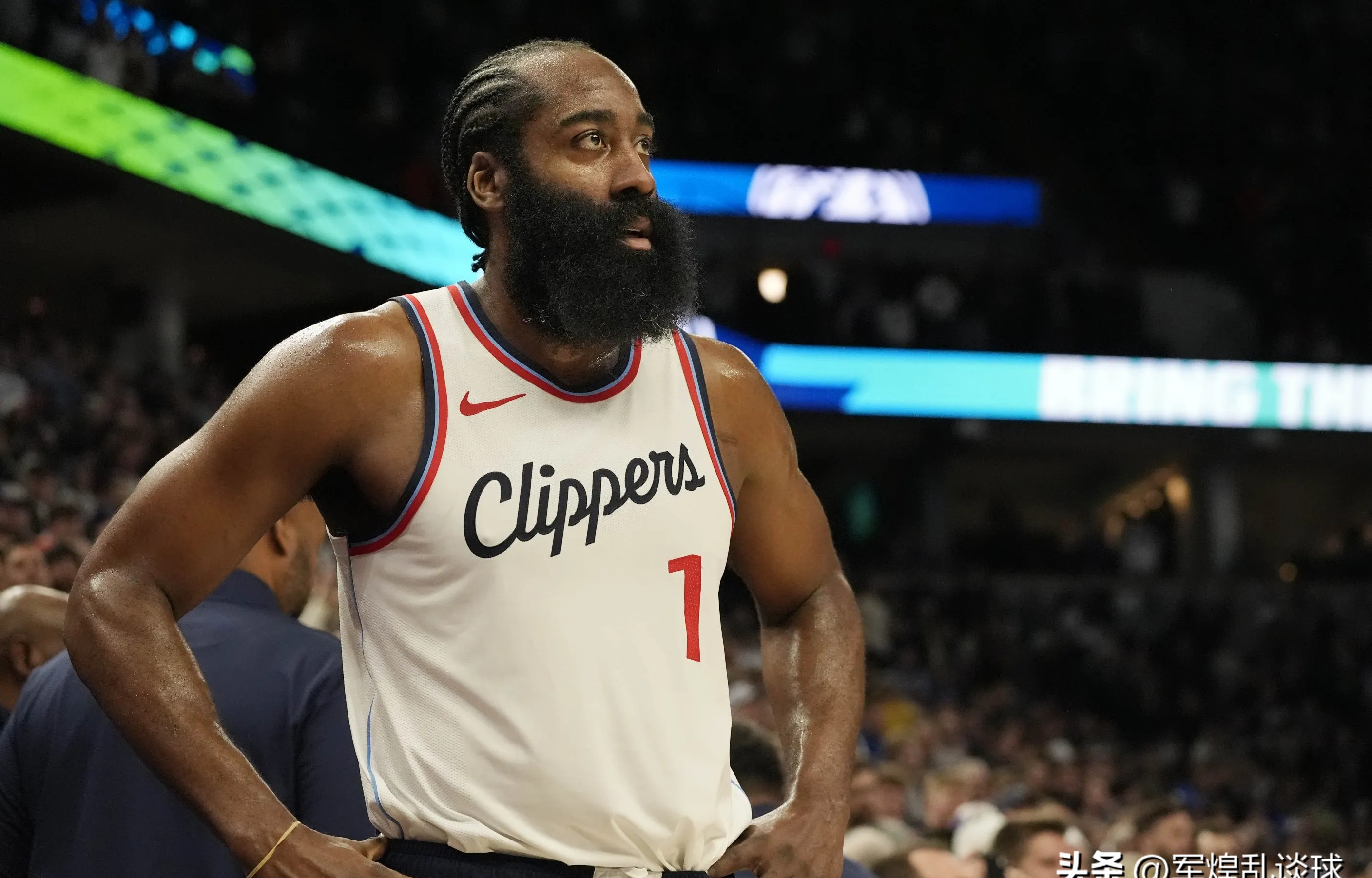 哈登重返赛场，大比分获胜首场状态出色，切尔西观众沸腾！的简单介绍